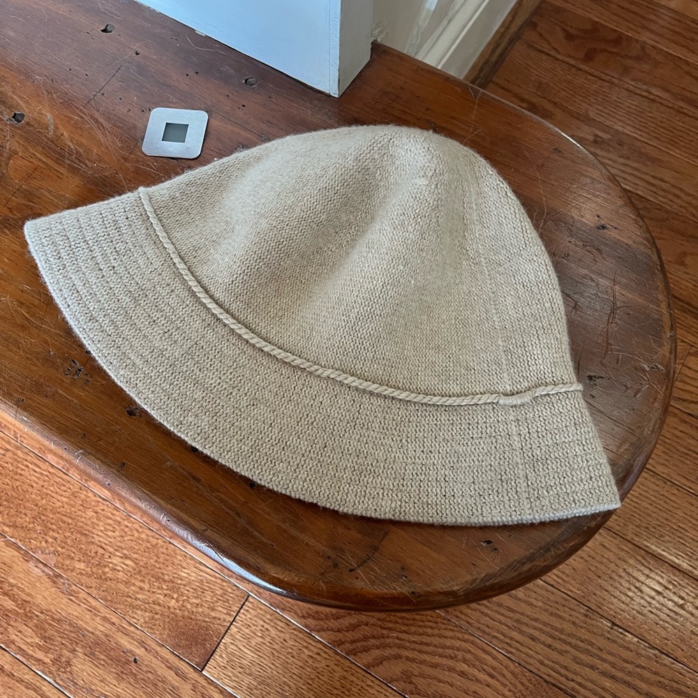 Banana Republic woman’s oatmeal bucket hat in S/M - Picture 2 of 7